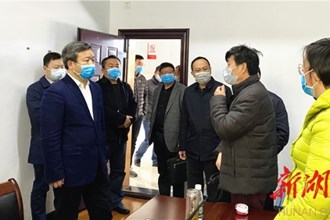 曹立軍慰問堅守一線的湖南日報社常德分社記者