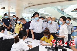 鄒文輝調(diào)研智慧城市建設(shè)和政務(wù)服務(wù)工作時(shí)要求：立足服務(wù)市民、賦能市場，努力打造全國一流城市大腦