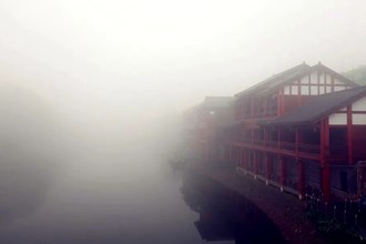 薄霧中的栗水河邊