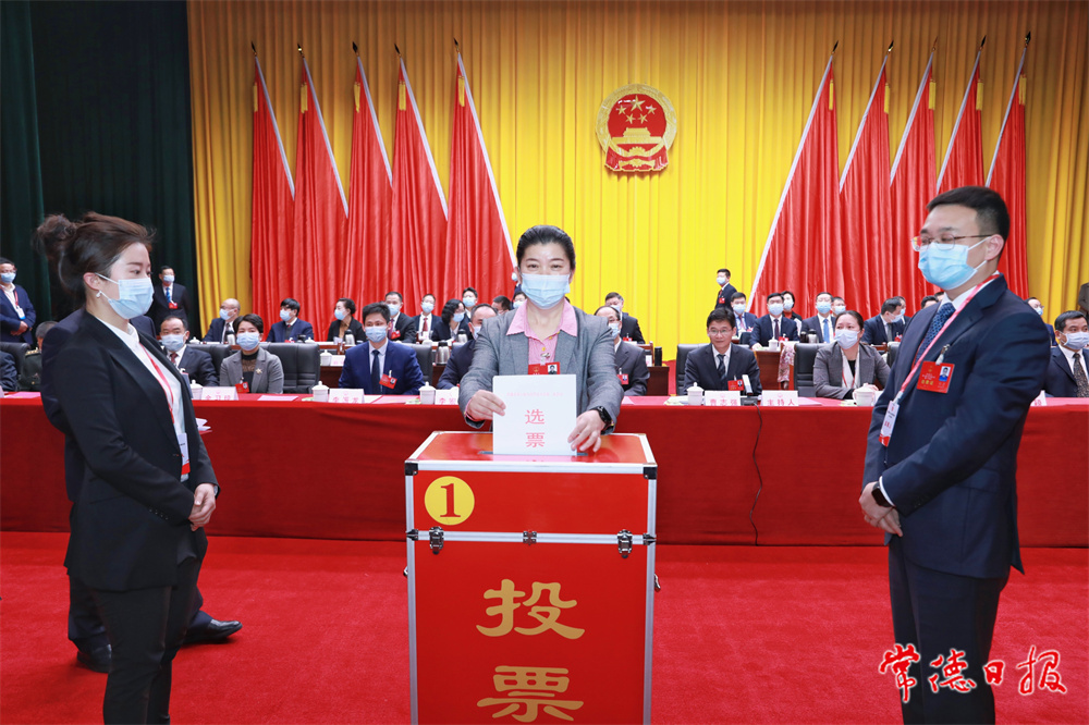 投票現場，余懷民投下神圣的一票_1641046557213.jpg