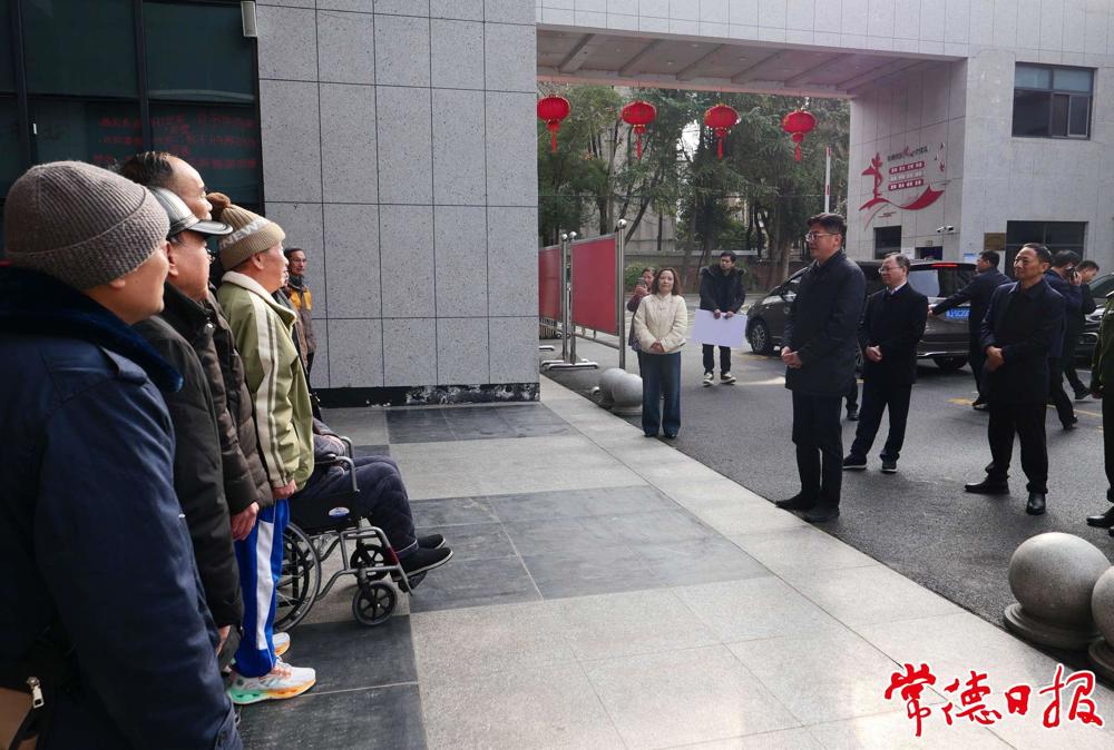 市委書記羅毅君，市委副書記、市長周振宇在市軍隊離退休干部休養所走訪慰問