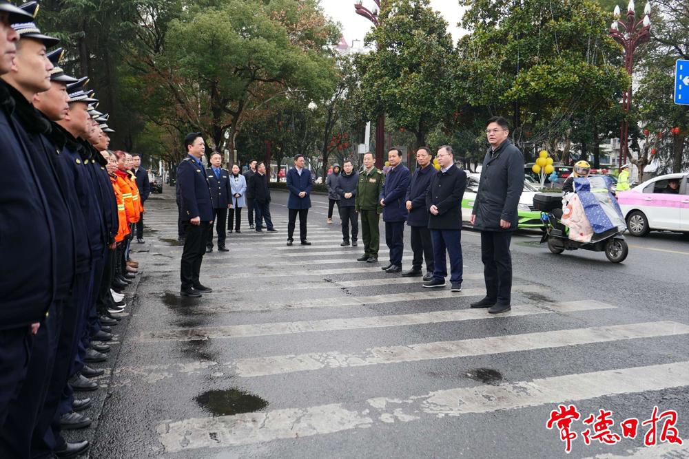 市委書記羅毅君，市委副書記、市長周振宇看望慰問一線城管、環衛工作者