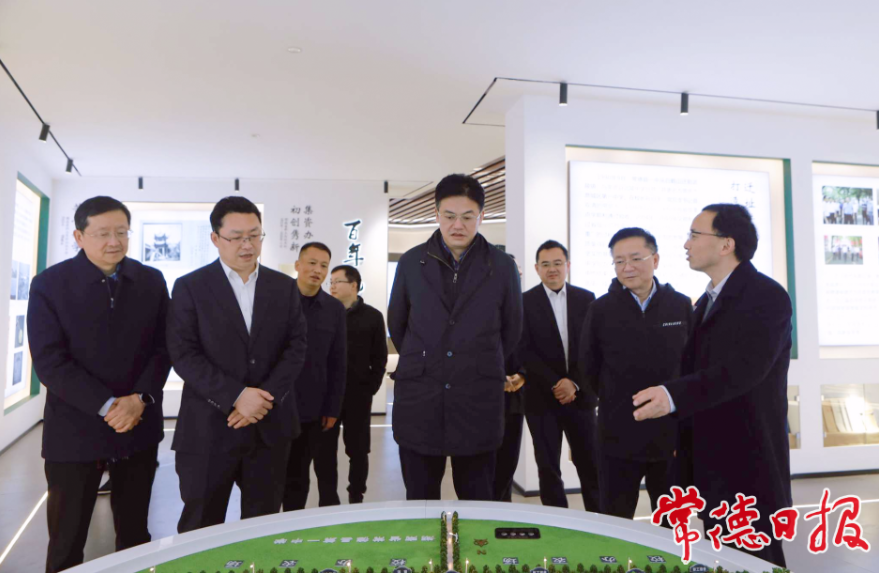 市委書記羅毅君（右四）在鼎城區第一中學調研