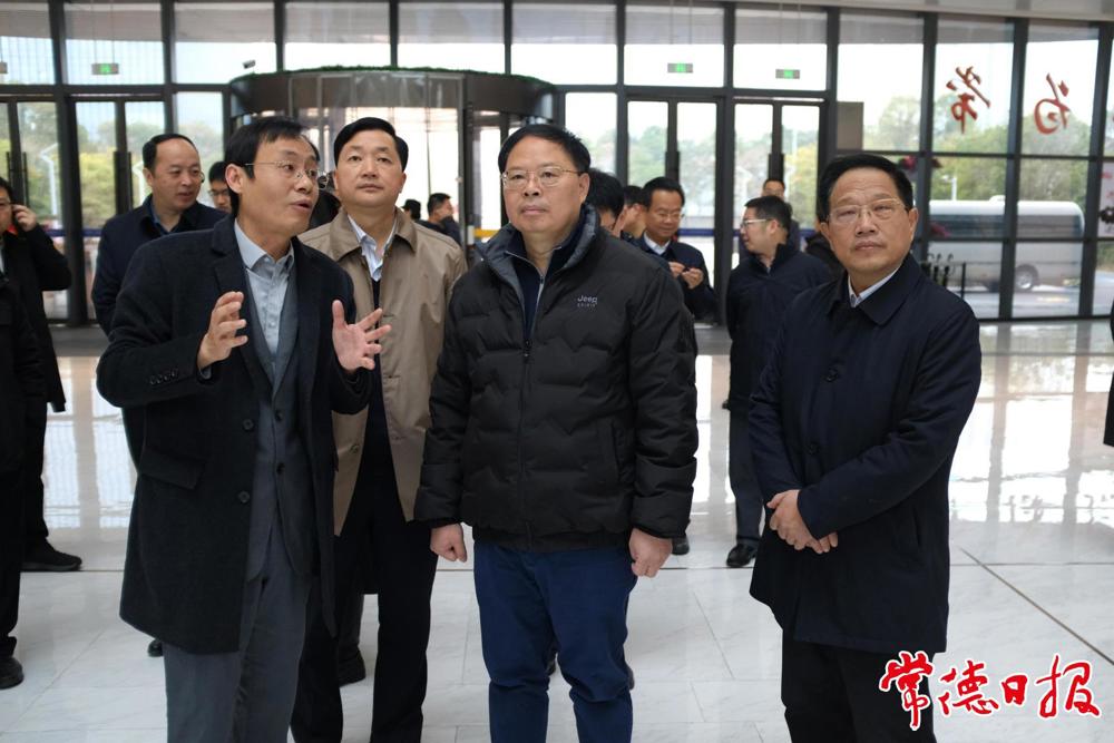 調研組一行在市民之家調研政務服務情況