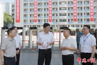 羅毅君帶隊督導檢查高考備考工作