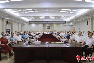 常德市委機(jī)關(guān)黨員干部集中收看紀(jì)念中國人民抗日戰(zhàn)爭暨世界反法西斯戰(zhàn)爭勝利80周年大會(huì)直播 周振宇參加收看